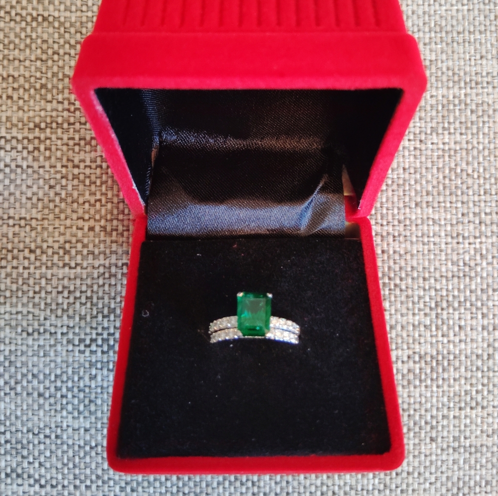 2.9k Emerald and Diamond Ring